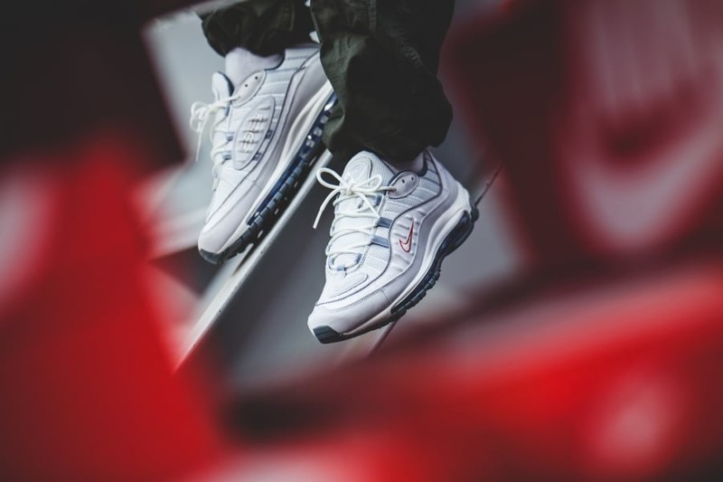 Nike air max 98 summit outlet white  and  silver